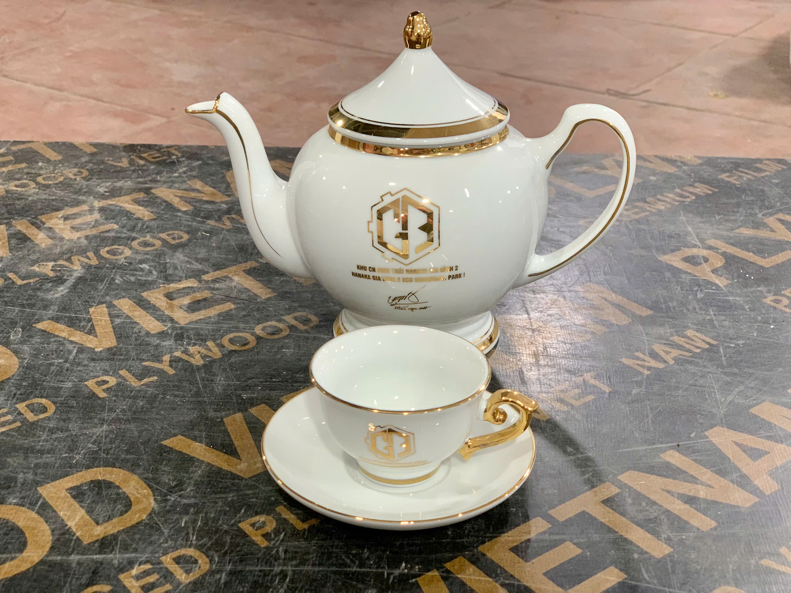 Bộ ấm chén Hoàng Cung - VIP