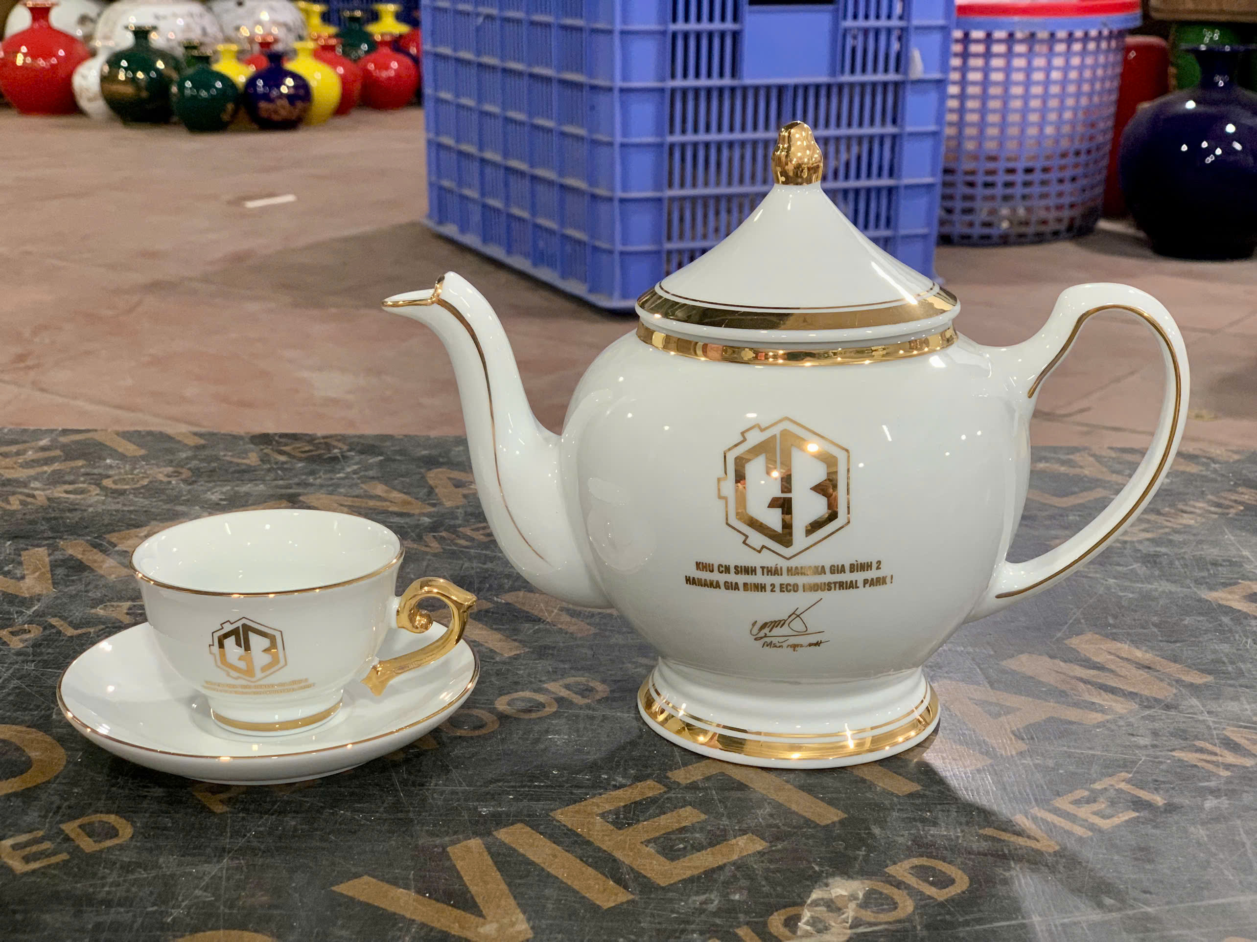 Bộ ấm chén Hoàng Cung - VIP