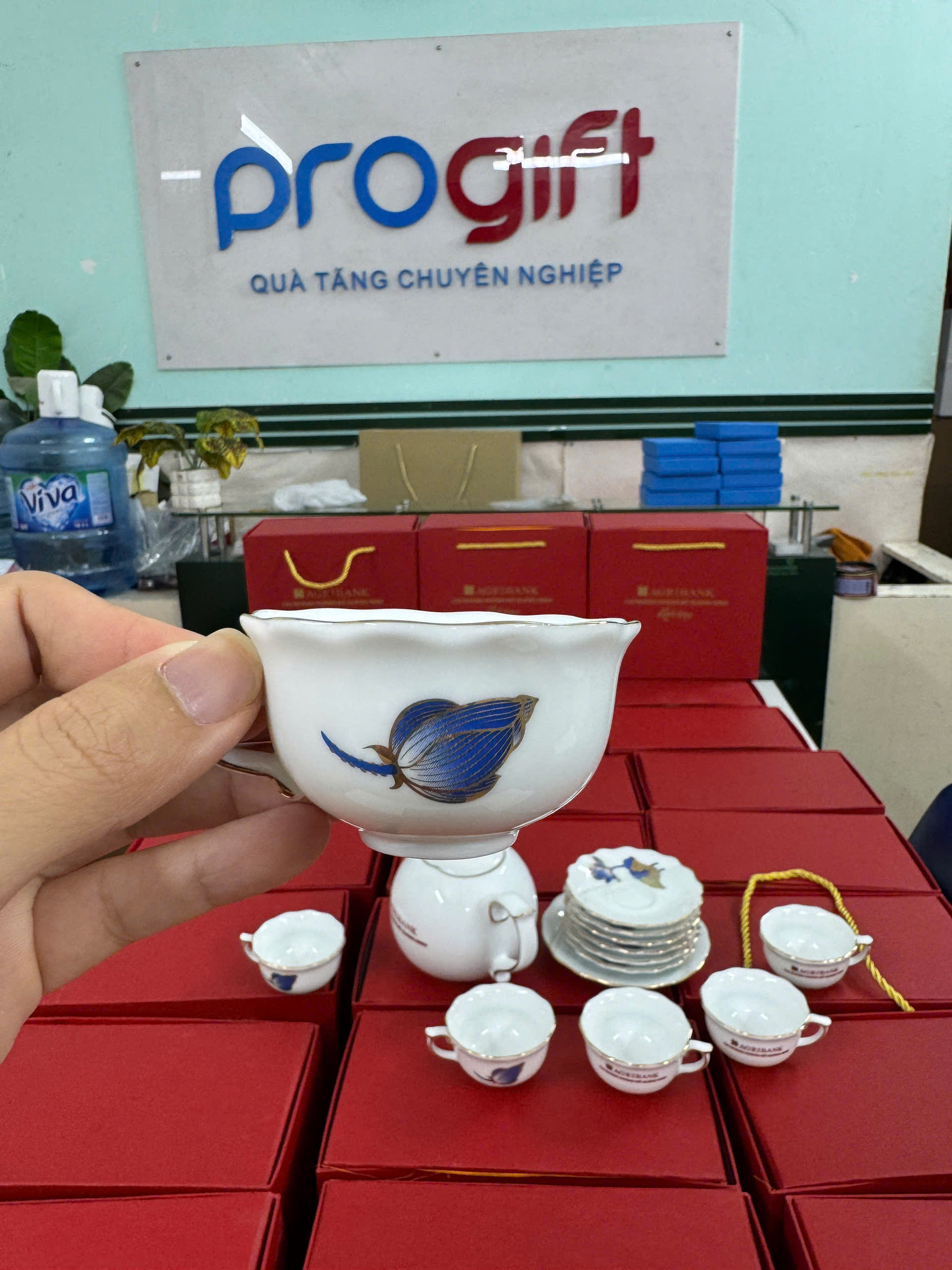 Bộ ấm chén mẫu đơn sen xanh vàng kim sang trọng