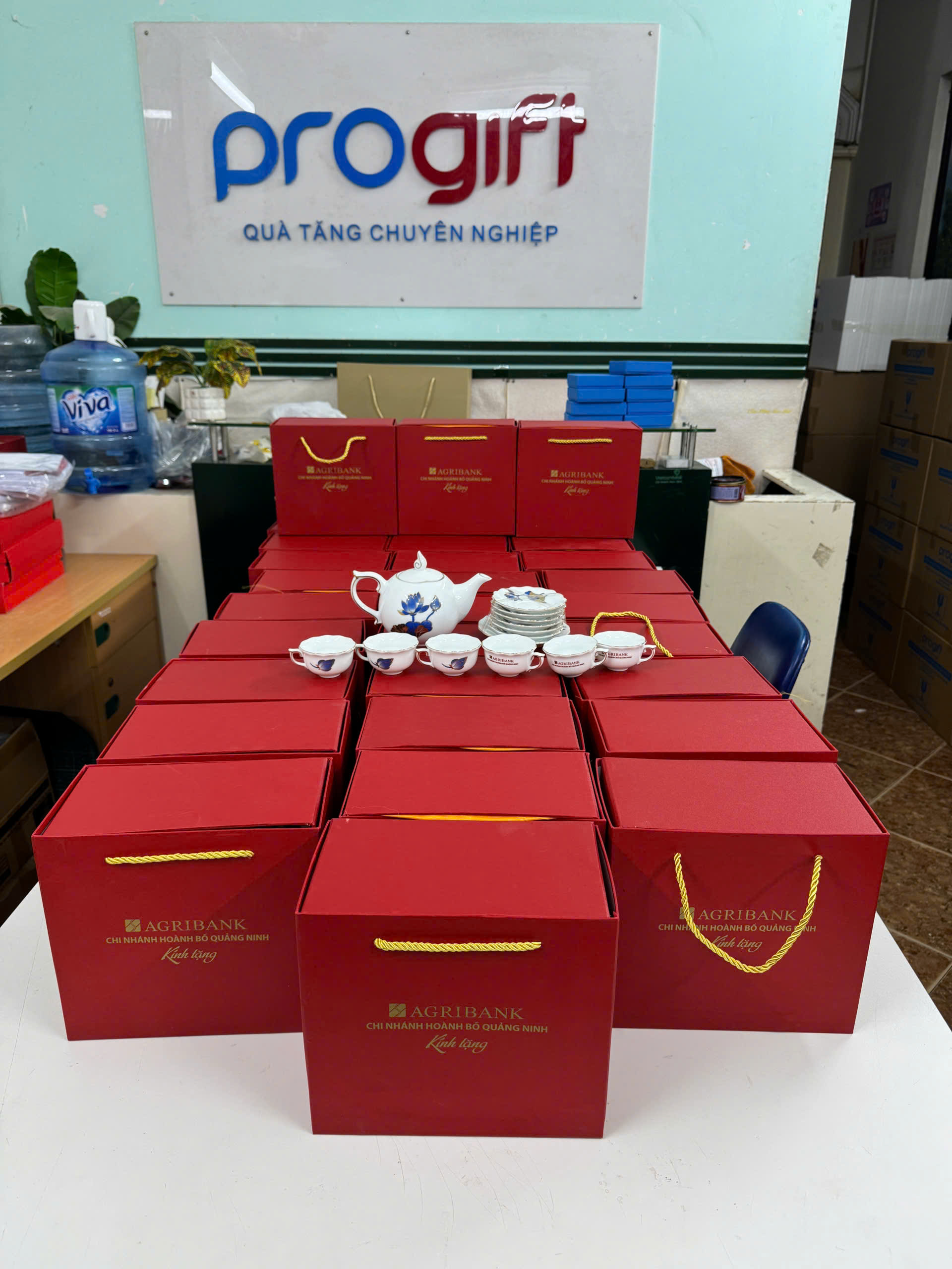 Bộ ấm chén mẫu đơn sen xanh vàng kim sang trọng