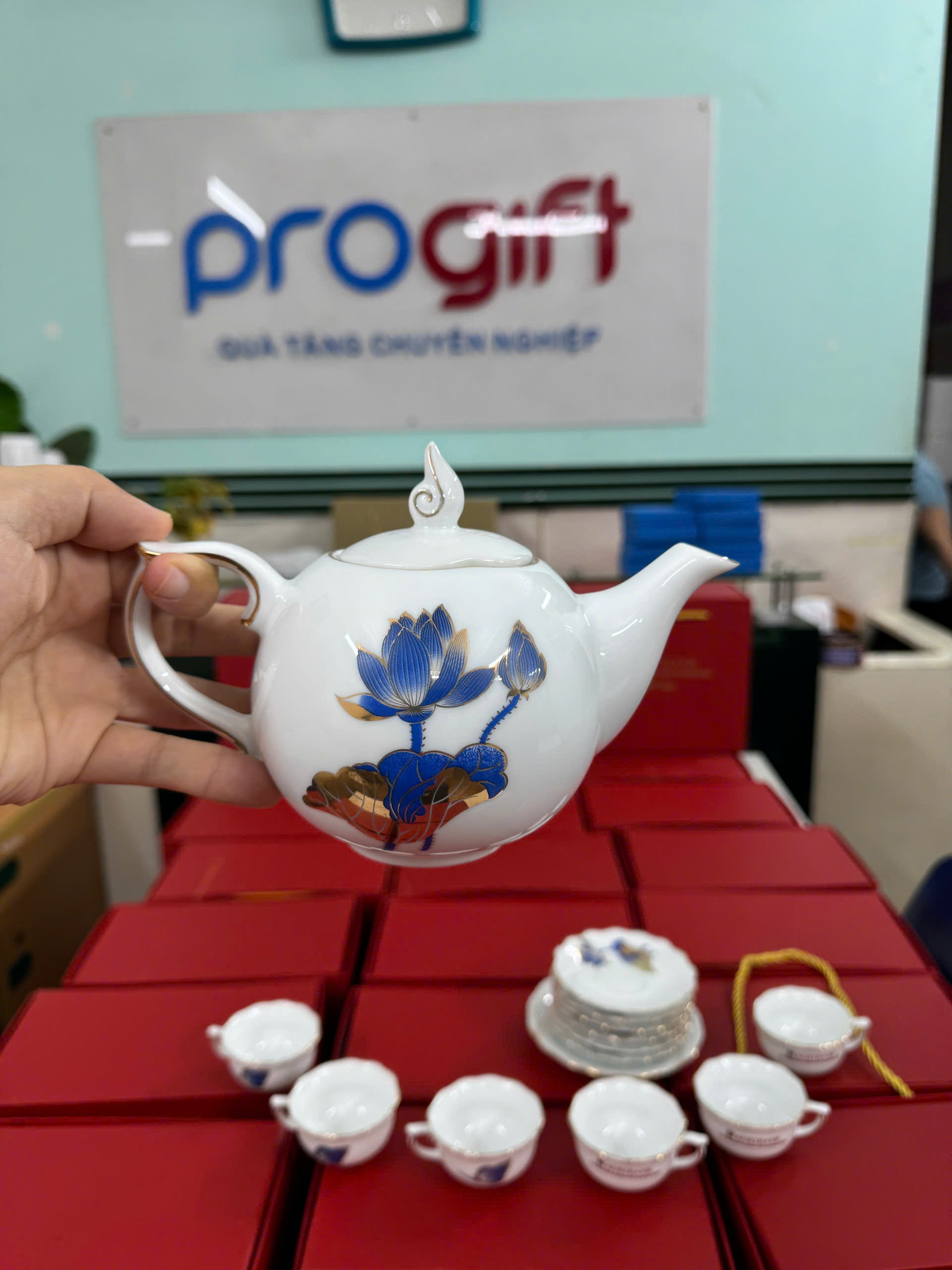 Bộ ấm chén mẫu đơn sen xanh vàng kim sang trọng