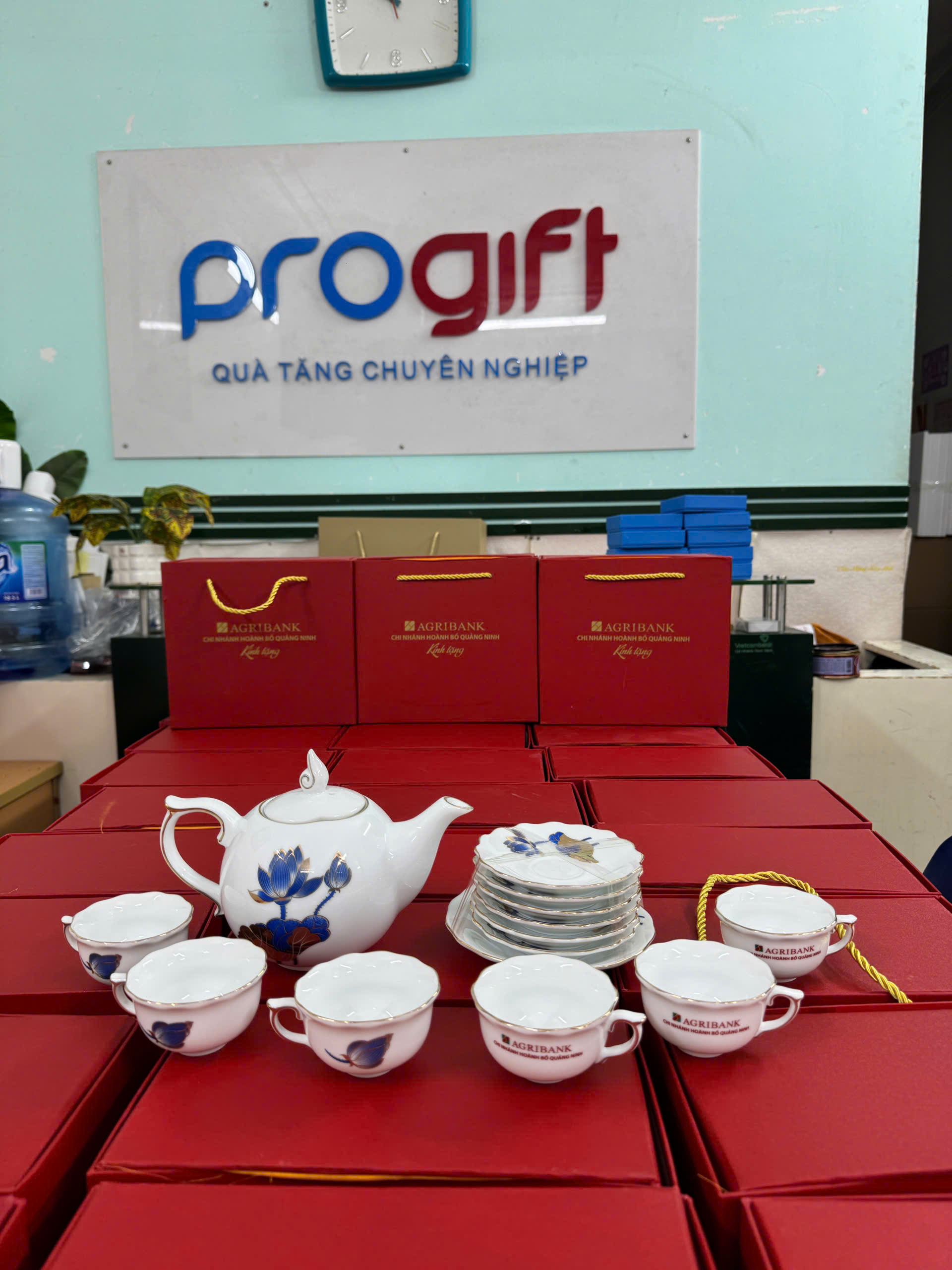 Bộ ấm chén mẫu đơn sen xanh vàng kim sang trọng