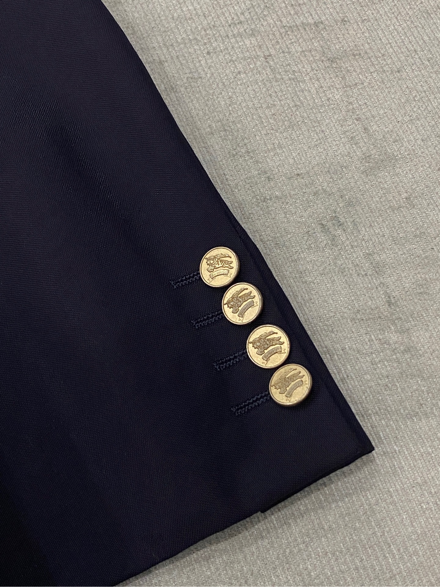 Blazer Burberrys | Wool tối màu 4 cúc kim loại cổ điển | độ mới 90%