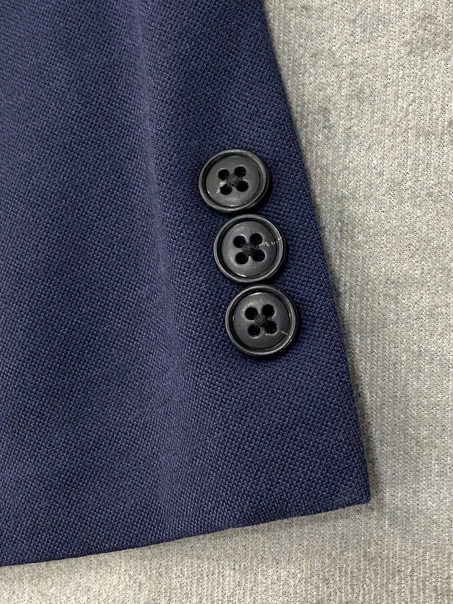 Blazer UNIQLO | Polyester tối màu 2 cúc dáng tự nhiên | độ mới 90%