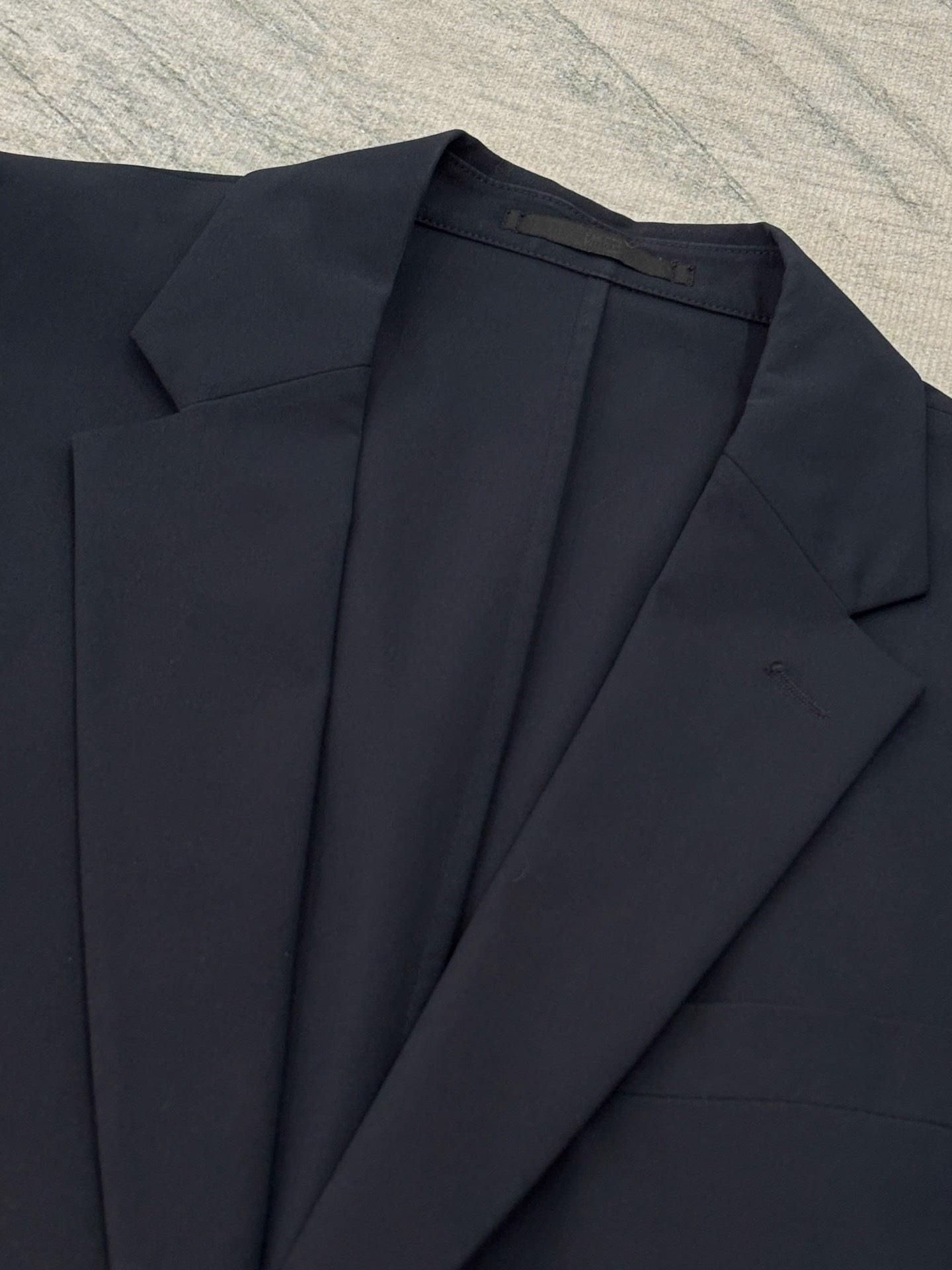 Blazer UNIQLO | Polyester tối màu 2 cúc dáng nhẹ không lót | độ mới 95%
