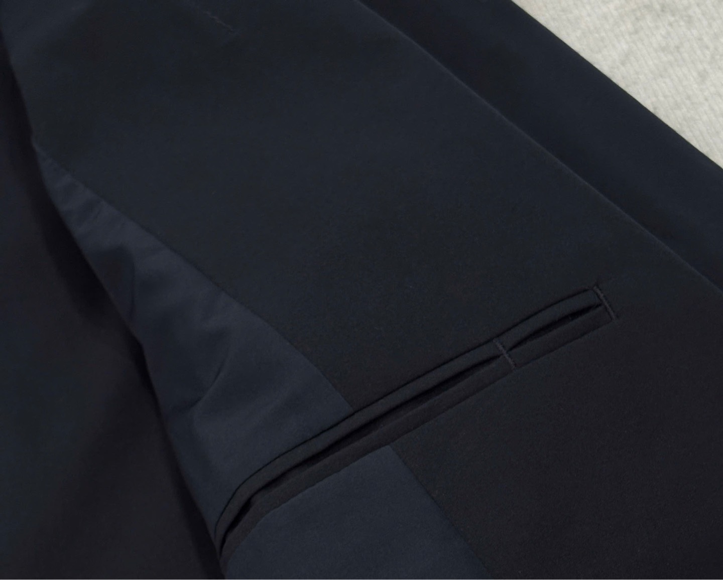 Blazer UNIQLO | Polyester tối màu 2 cúc dáng nhẹ không lót | độ mới 95%