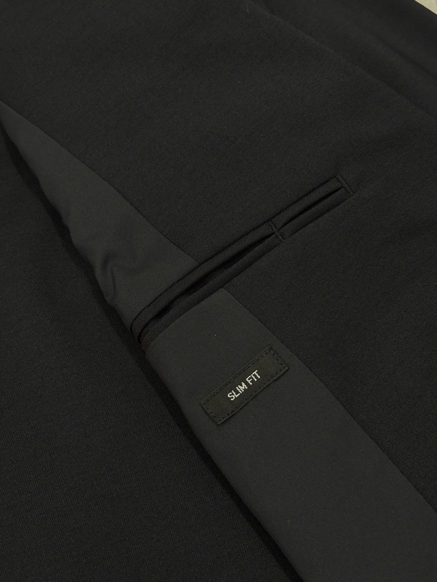 Blazer UNIQLO | Polyester tối màu 2 cúc cơ bản dáng Nhật | độ mới 95%