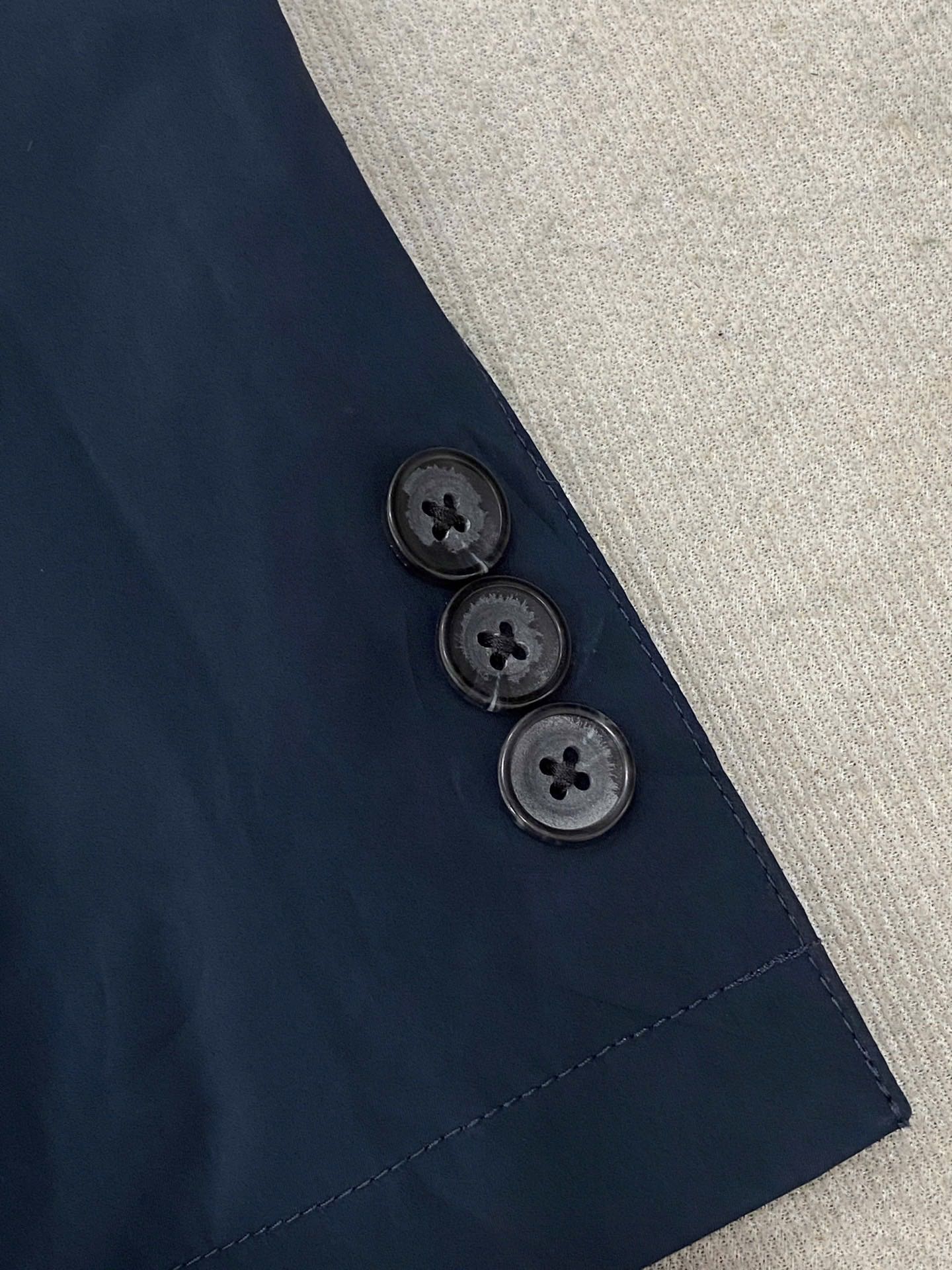Blazer UNIQLO | Polyester tối màu 2 cúc dáng gọn nhẹ | độ mới 95%