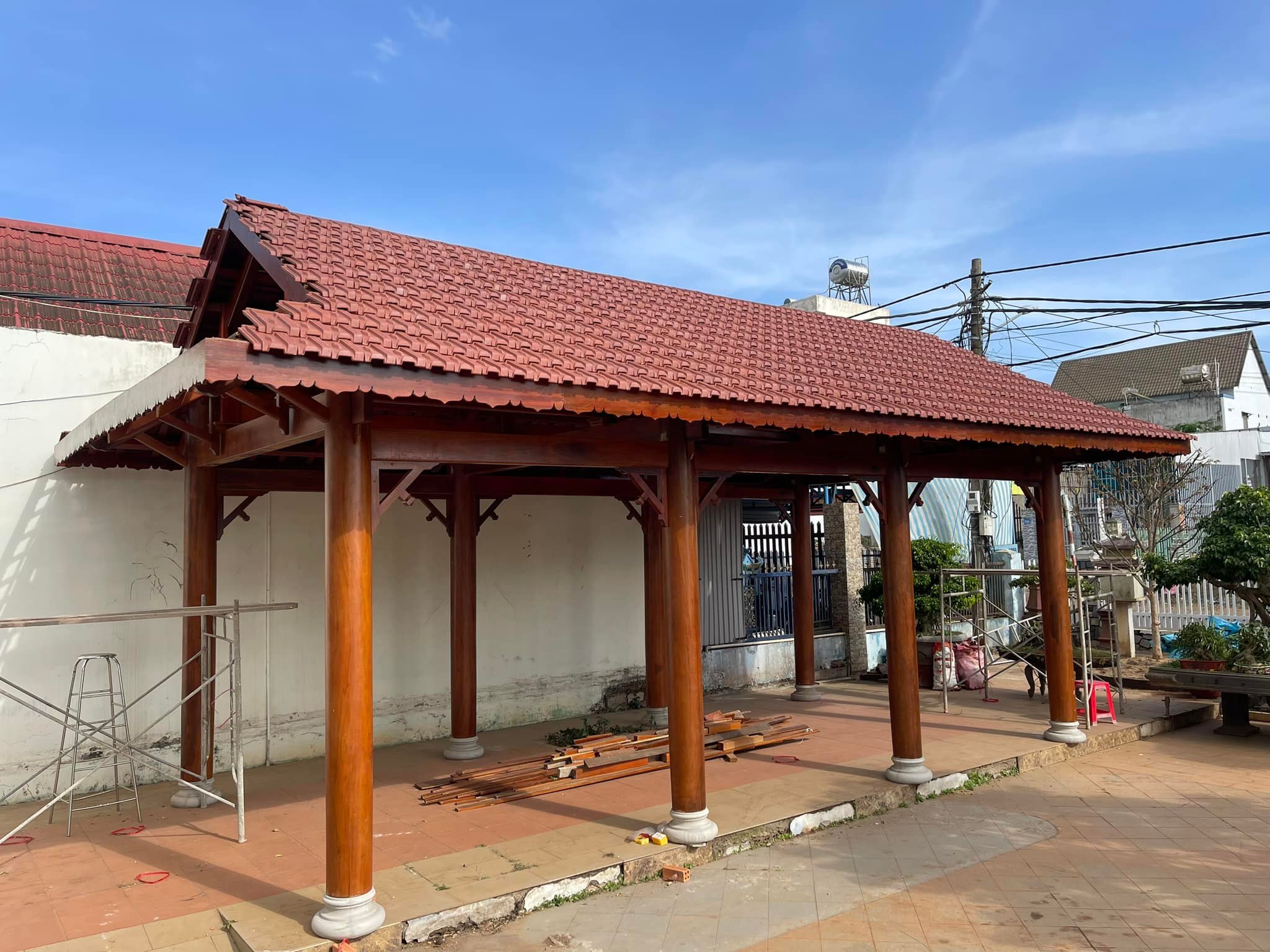 Nên lợp ngói xi măng màu hay ngói đất nung ?