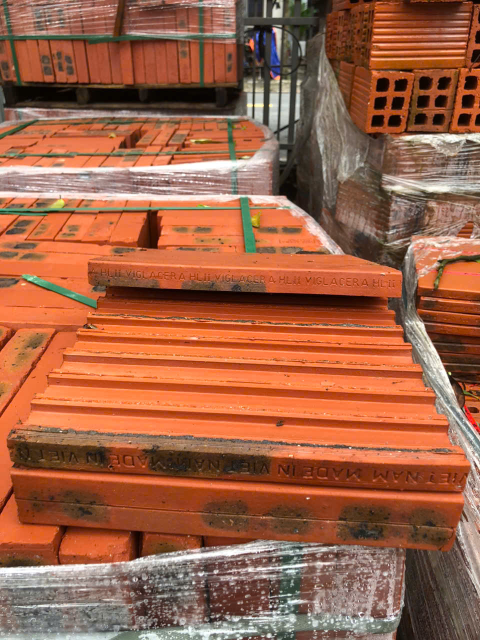 GẠCH NEM TÁCH 300x300 Viglacera – GIẢI PHÁP LÁT NỀN THẨM MỸ VÀ BỀN VỮNG