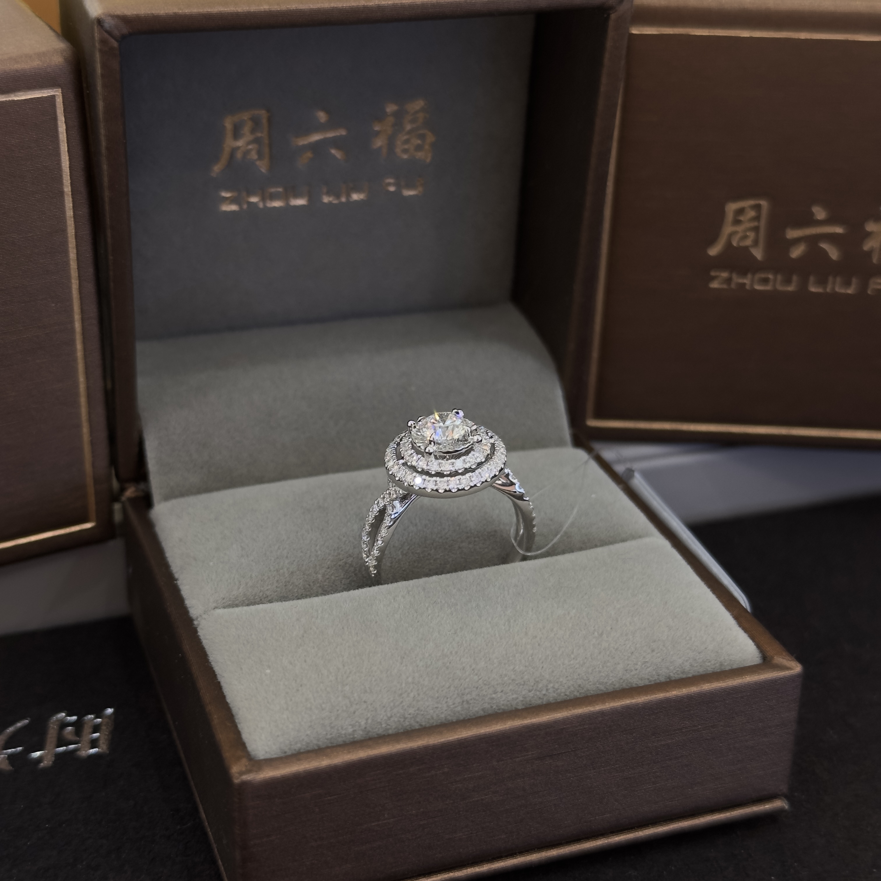 Nhẫn Kim Cương Đính Viên Chủ 0.515ct – Thiết Kế Đôi Tầng Lộng Lẫy