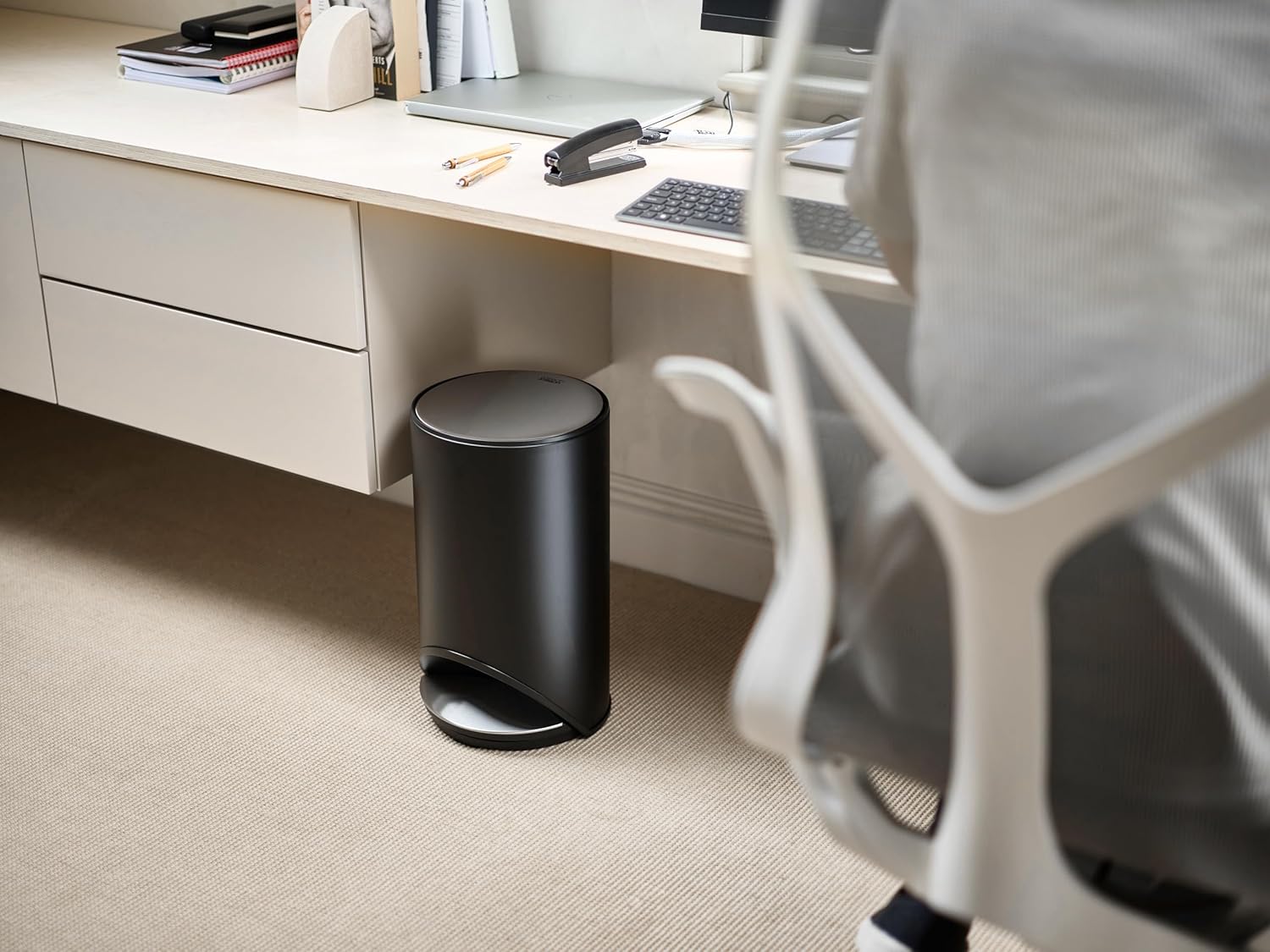 Thùng rác có bàn đạp màu đen Joseph Joseph 10L | 30151