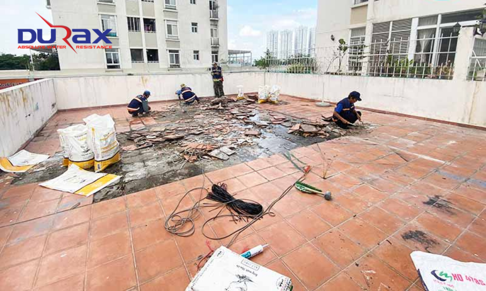Sàn Gạch Đỏ Bị Thấm: Nguyên Nhân & Cách Xử Lý Triệt Để 100%