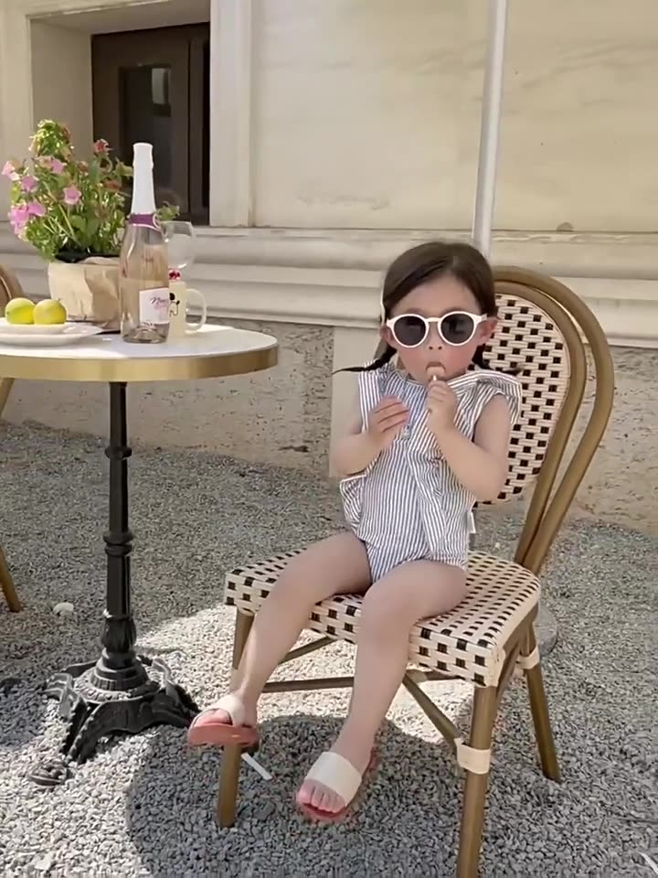 Jump bơi sọc nhỏ bé gái