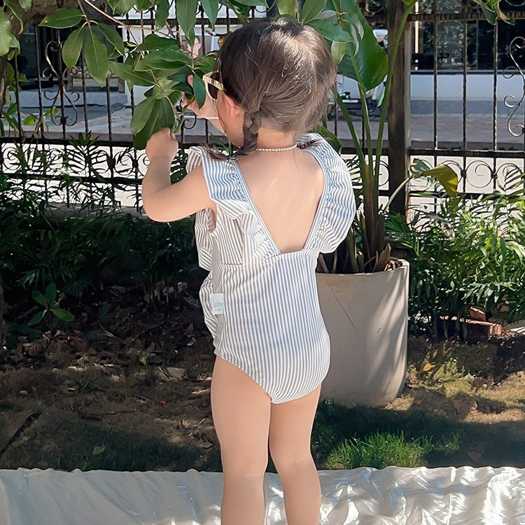 Jump bơi sọc nhỏ bé gái