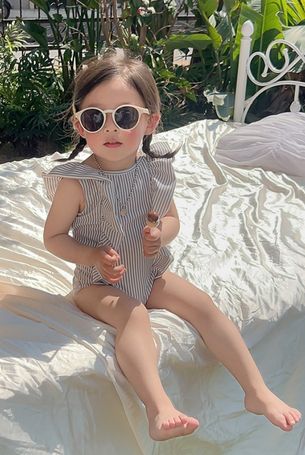 Jump bơi sọc nhỏ bé gái