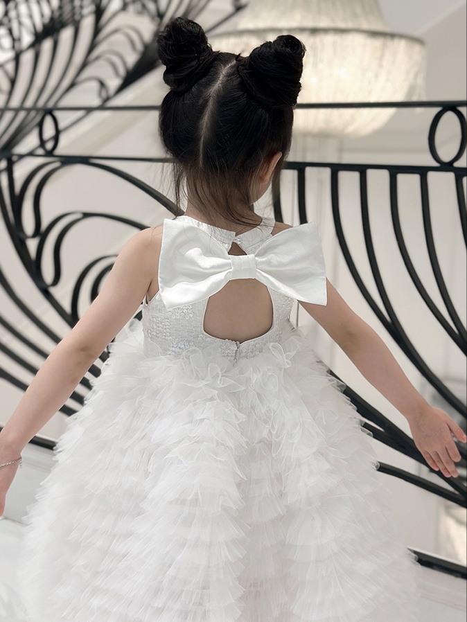 VD Yếm Trắng Voan Tầng Nơ Sau Btown