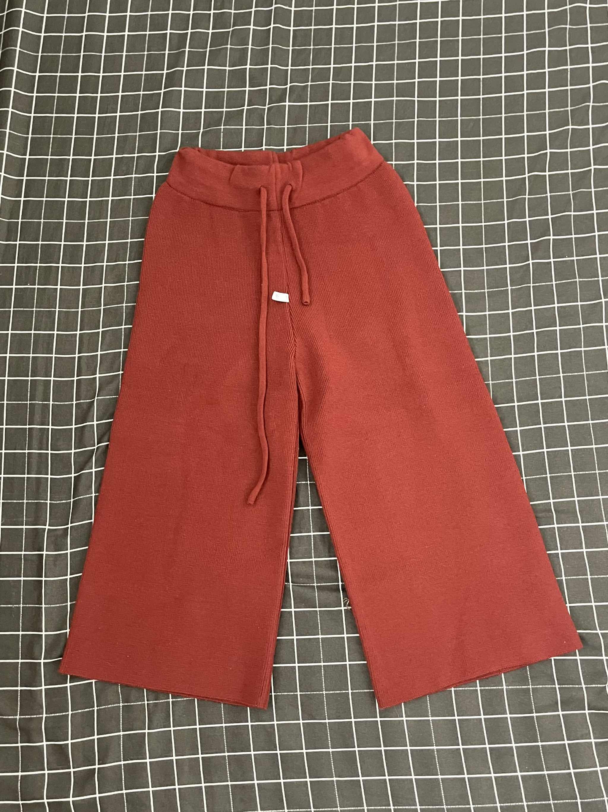 Quần Dài Đỏ Thun Gân Ống Rộng
