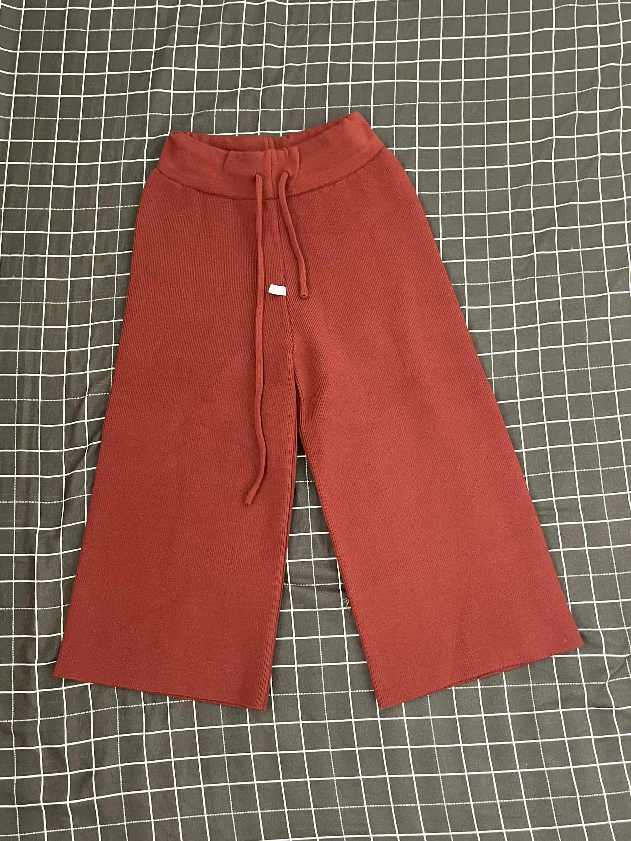 Quần Dài Đỏ Thun Gân Ống Rộng