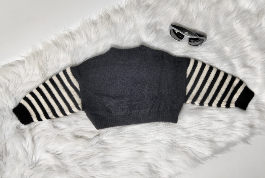 Áo Len Đen Mix Tay Pukids