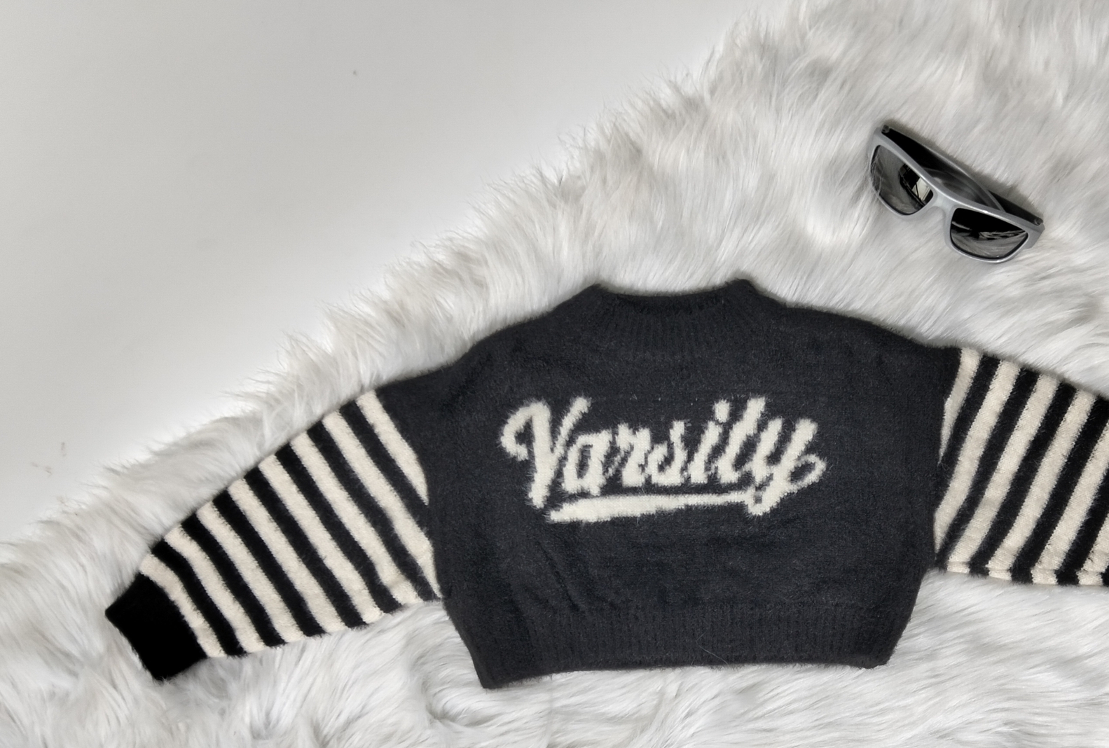 Áo Len Đen Mix Tay Pukids