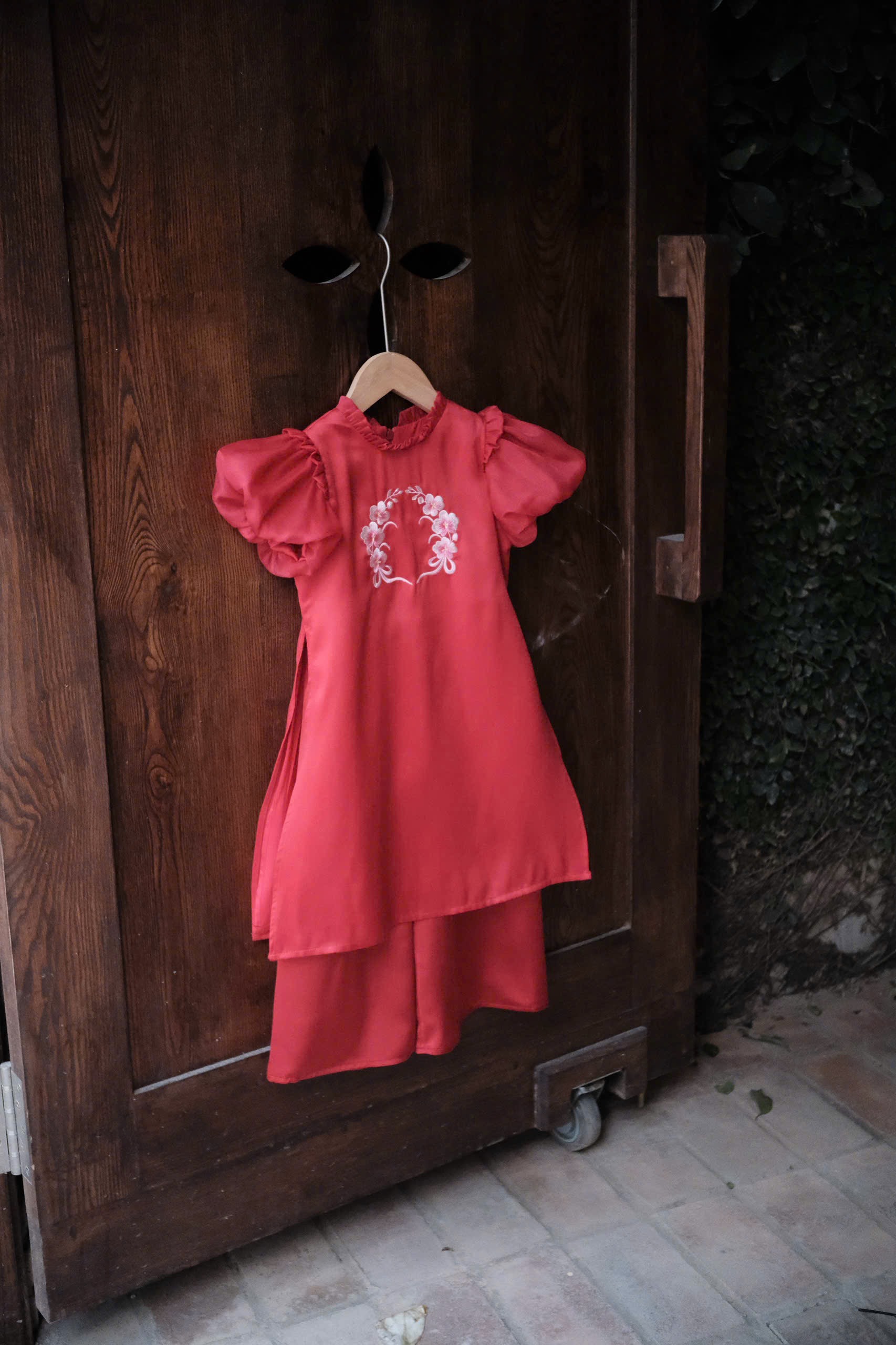 Set Áo Dài Đỏ Tay Phồng Thêu Hoa
