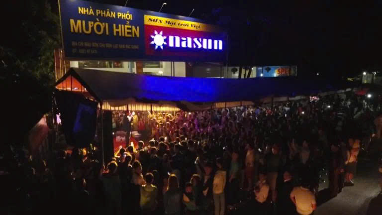 Nhà phân phối Sơn Nasun Mười Hiển giao lưu cùng danh hài Chiến Thắng