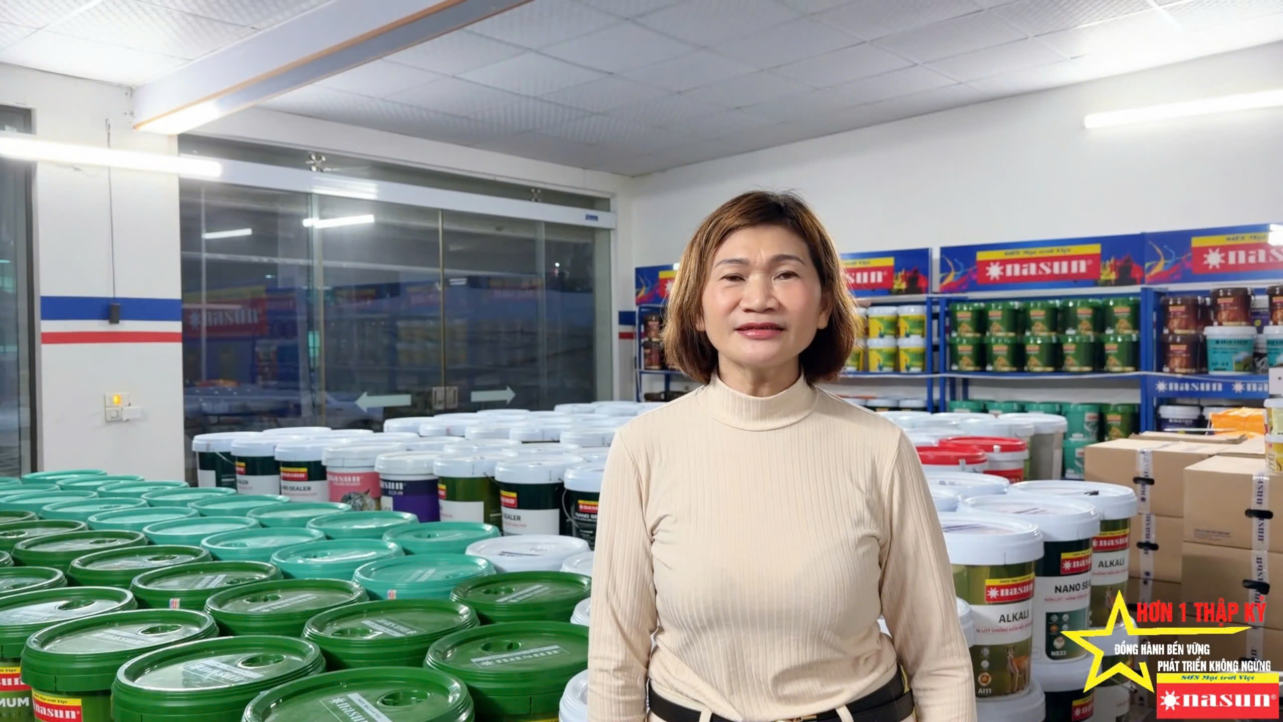 Sơn Nasun trao kỷ niệm chương tới các nhà phân phối đồng hành 10 năm