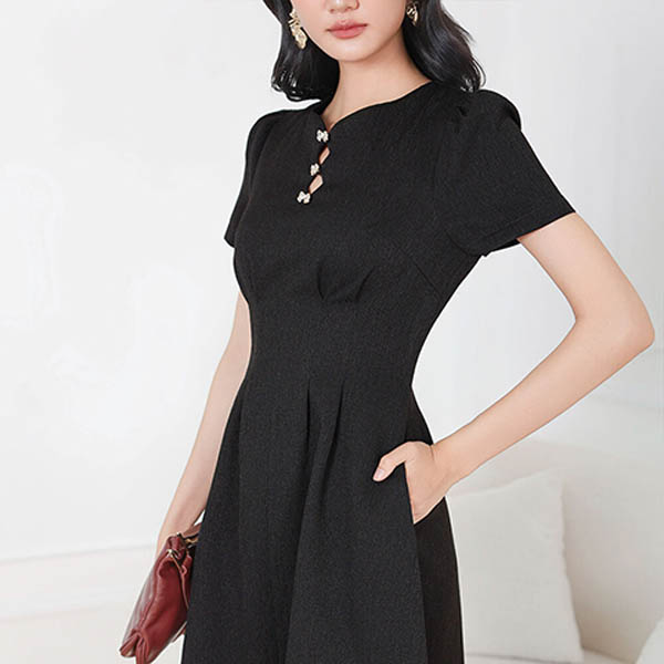 Đầm chữ A cổ cách điện