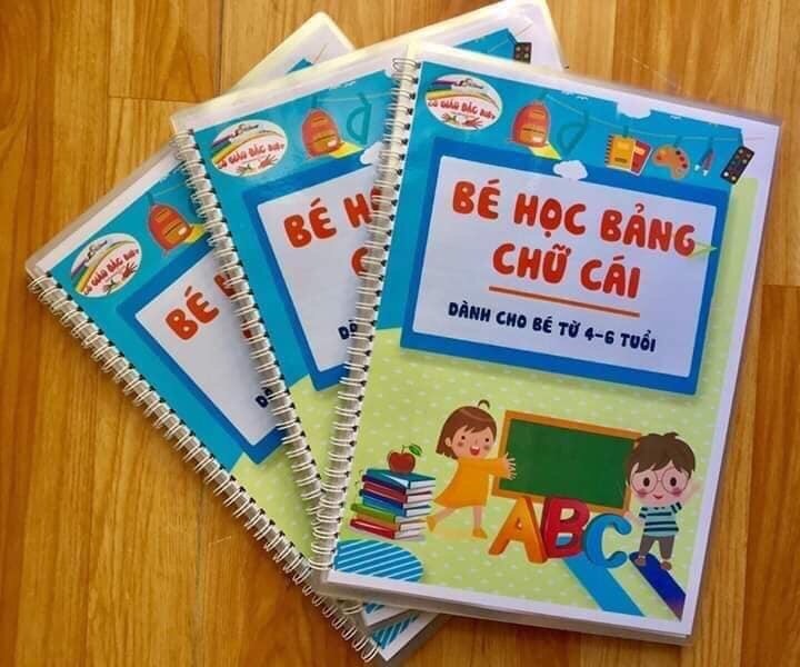 Bé học bảng chữ cái
