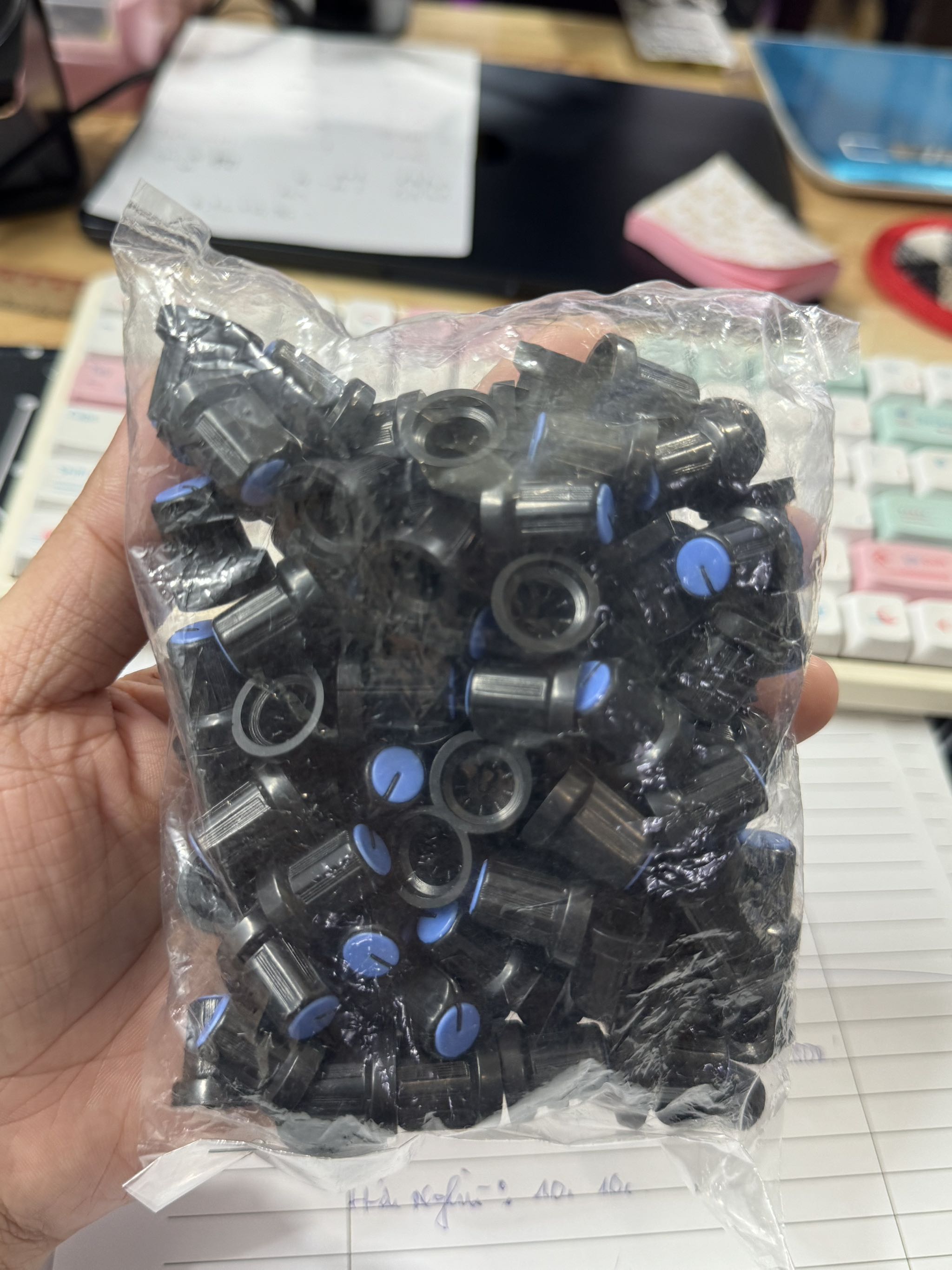 Set 100 Nút Nhựa Volume Màu Xanh Dương