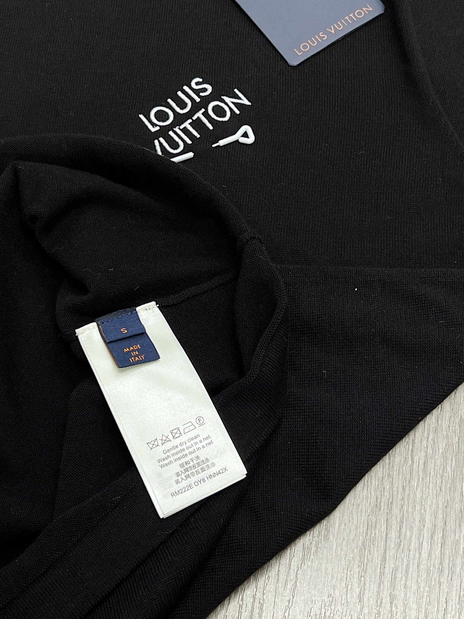 LOUIS VUITTON TEE - Áo Thun LV Wardrobe Staple (Black) [Mirror Quality]