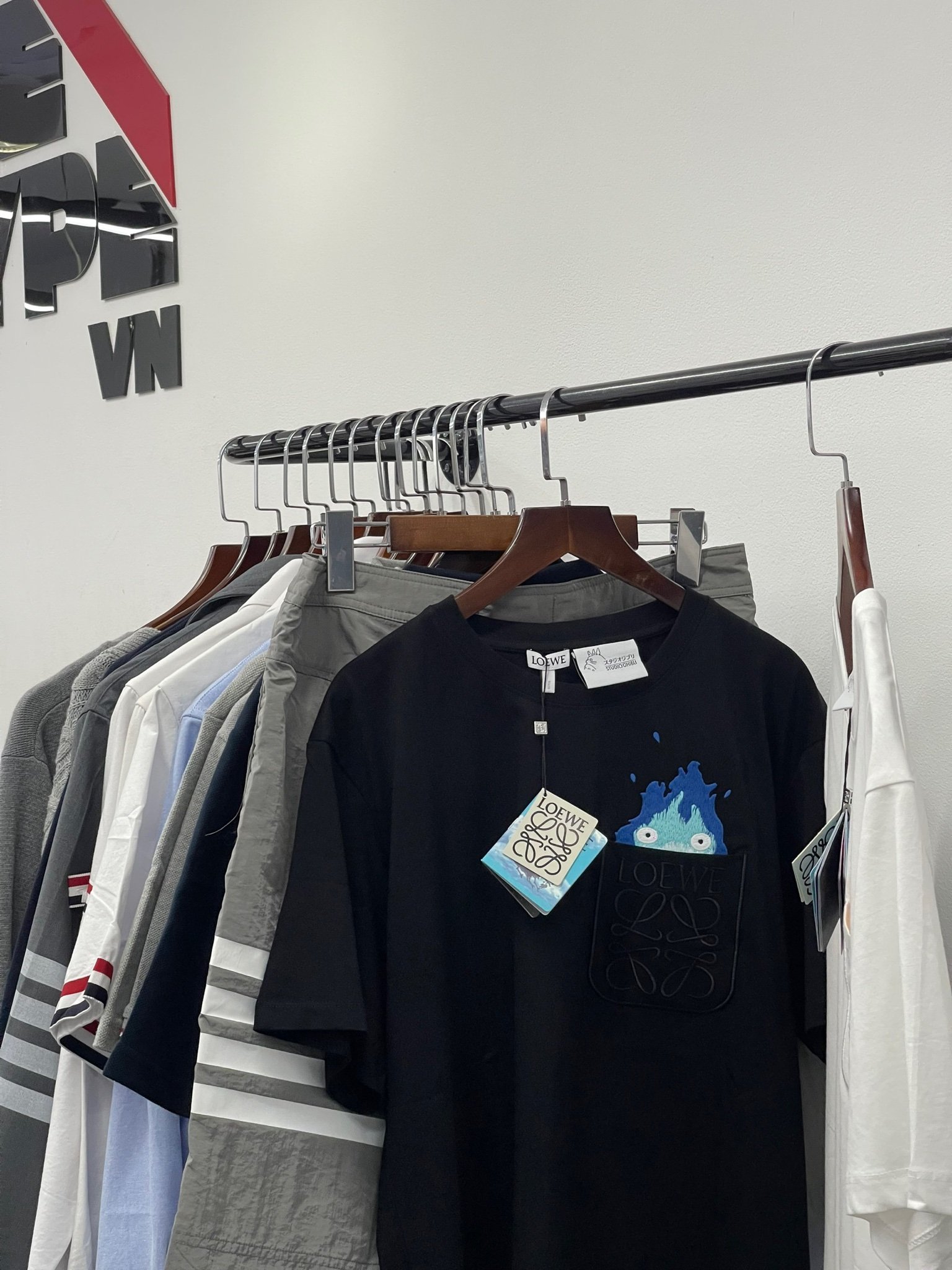 LOEWE TEE - Áo Thun Loewe Howl’s Moving Castle (Đen) [MIRROR QUALITY]