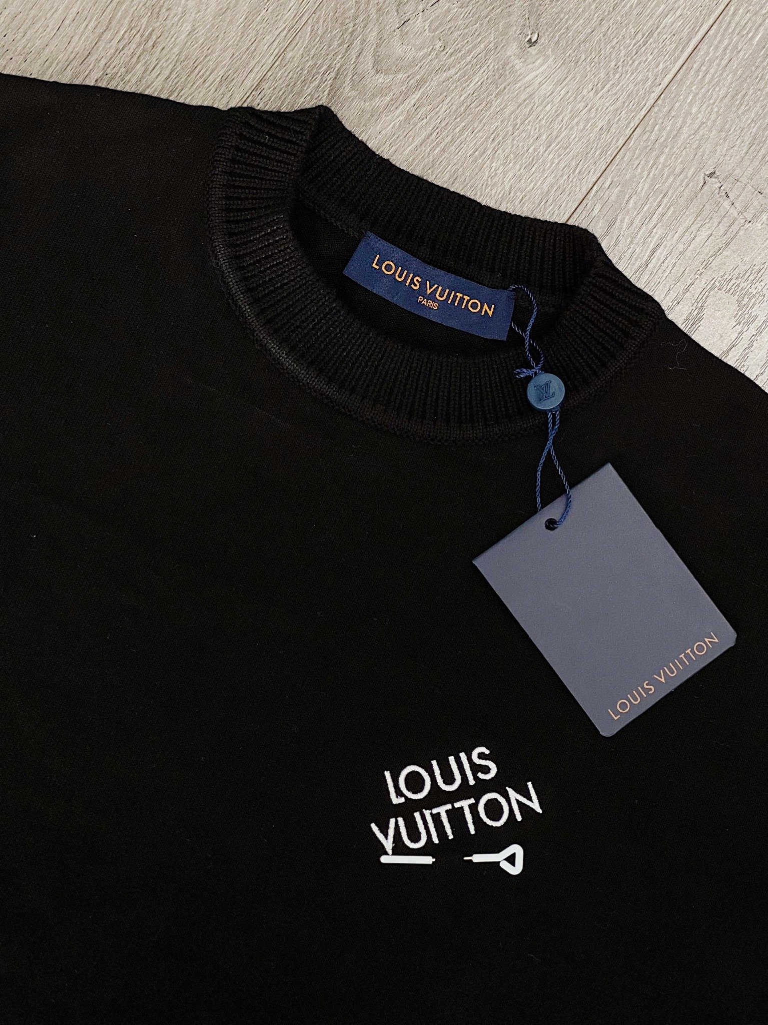LOUIS VUITTON TEE - Áo Thun LV Wardrobe Staple (Black) [Mirror Quality]