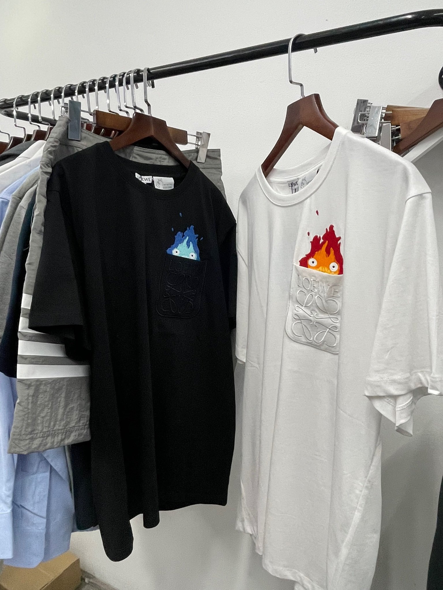 LOEWE TEE - Áo Thun Loewe Howl’s Moving Castle (Đen) [MIRROR QUALITY]
