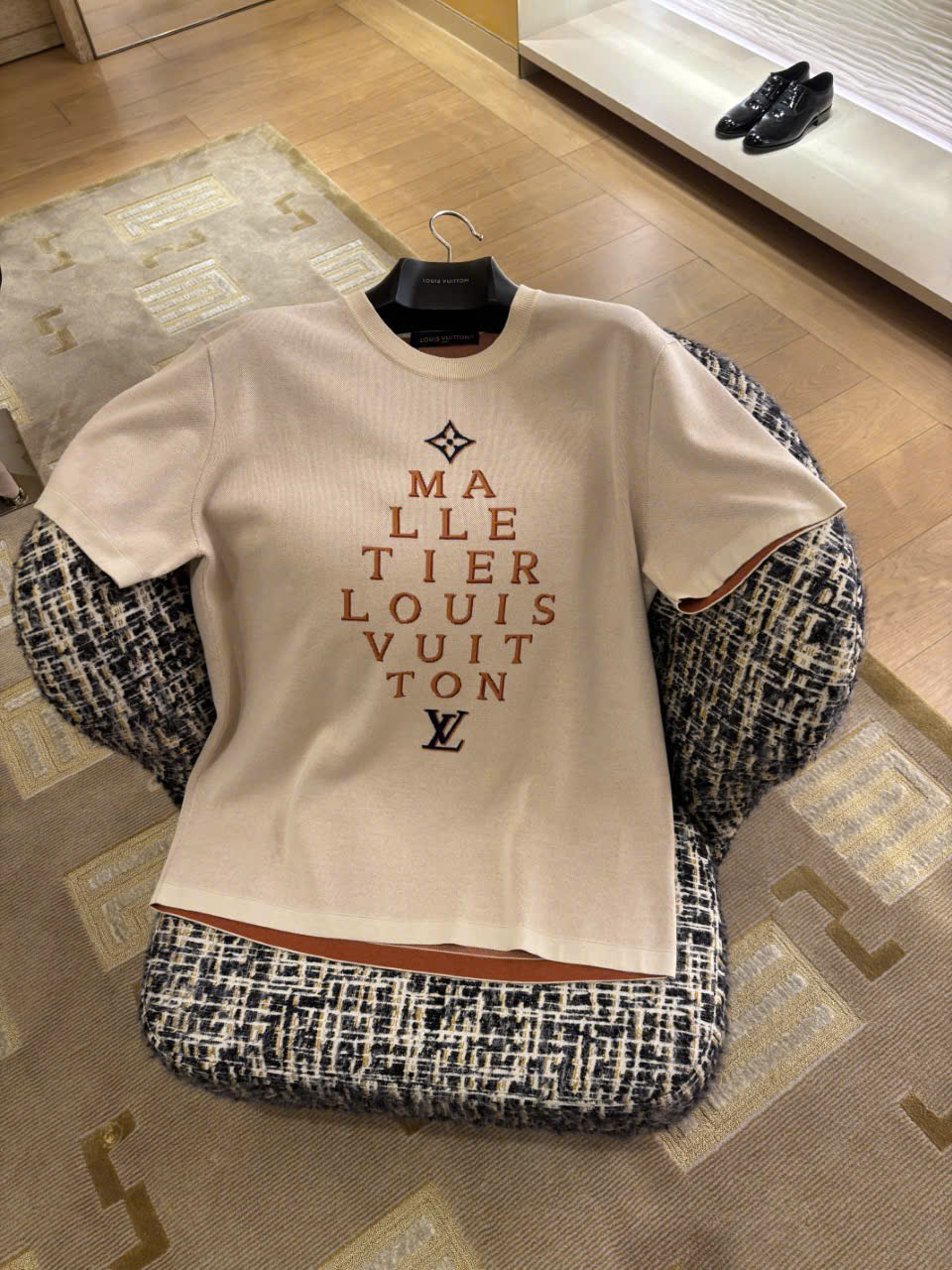 ÁO THUN LOUIS VUITTON DETTAGLI ICONICI (BEGIE)