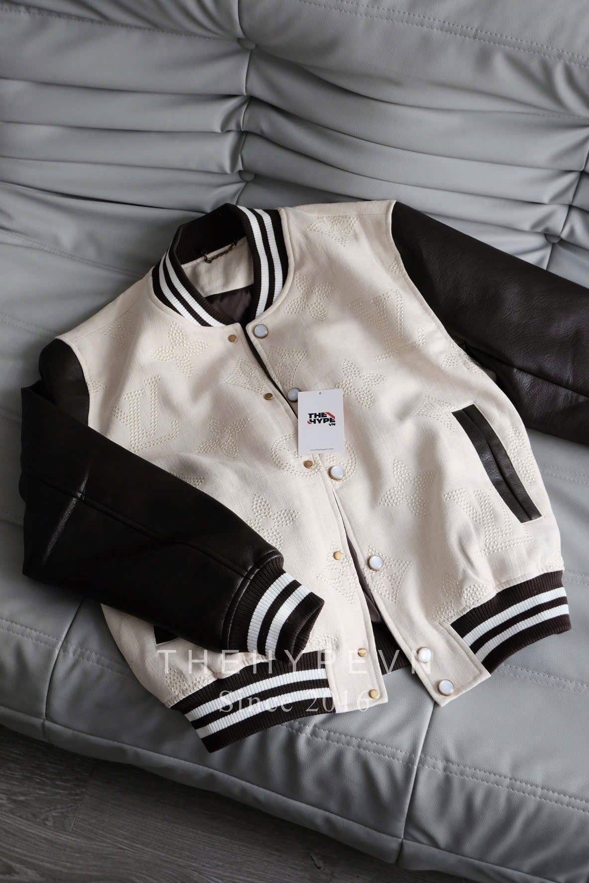 ÁO KHOÁC LOUIS VUITTON LV MONOGRAM EMBROIDERED VARSITY JACKET (BEIGE)