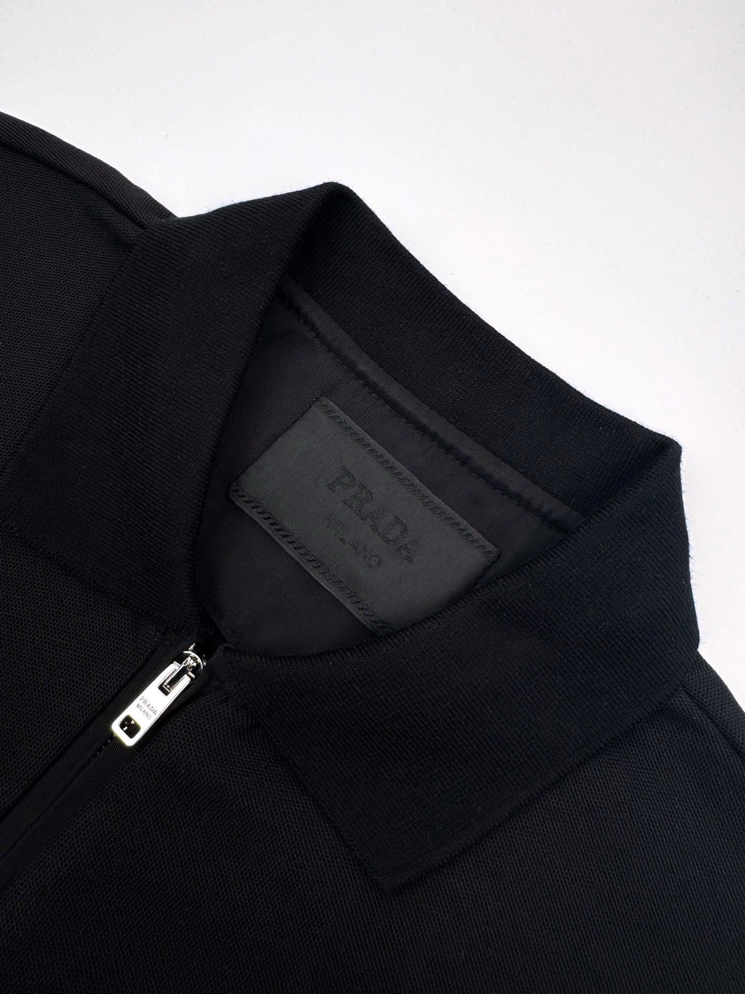 ÁO POLO PRADA RE-NYLON TRIANGLE LOGO (BLACK)