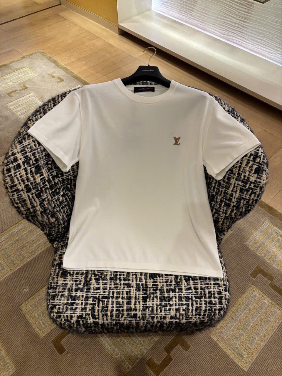 ÁO THUN LOUIS VUITTON SIGNATURE LOGO (WHILE)