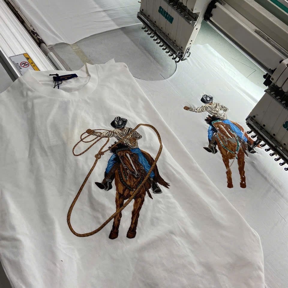 ÁO THUN LOUIS VUITTON LV COWBOY LASSO (WHITE)