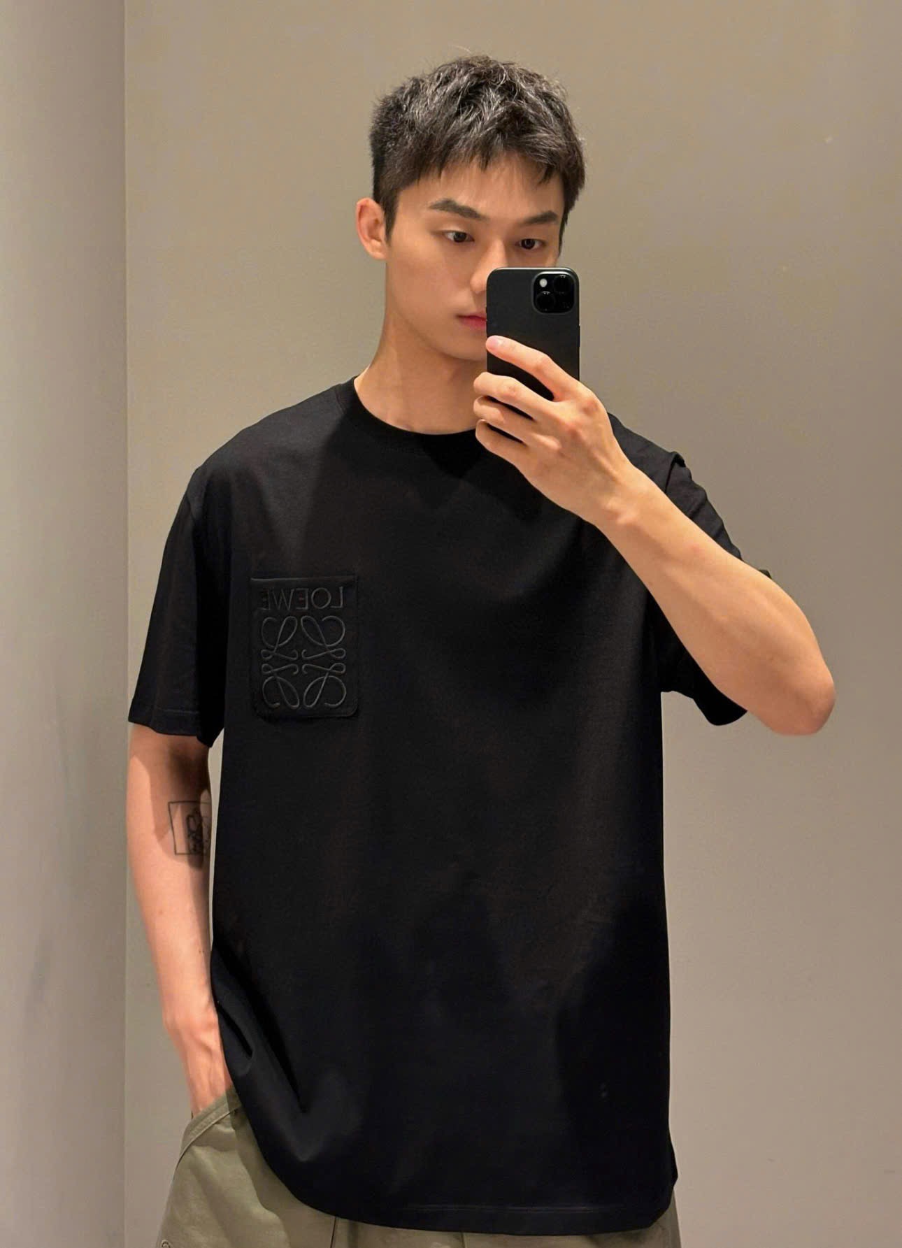 ÁO THUN LOEWE PATCH POCKET ANAGRAM (BLACK)