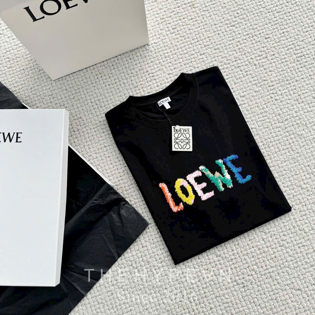 Áo Thun Loewe Relaxed Rainbow Embroidered Logo (Black) [Mirror Quality]