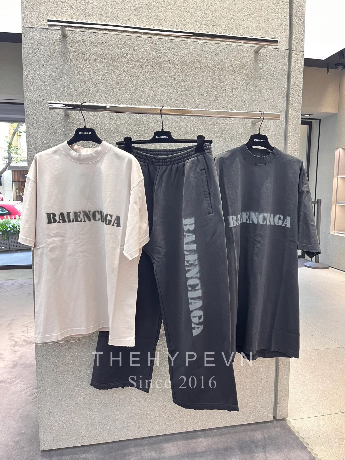 Áo Thun Balenciaga Stencil Type Medium Fit (Black) [Mirror Quality]