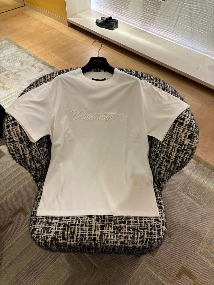 ÁO THUN LOUIS VUITTON 3D LOGO  (MILKY WHITE)