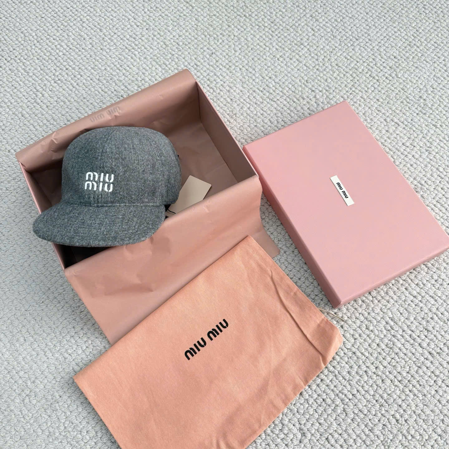 NÓN MIU MIU (GREY)