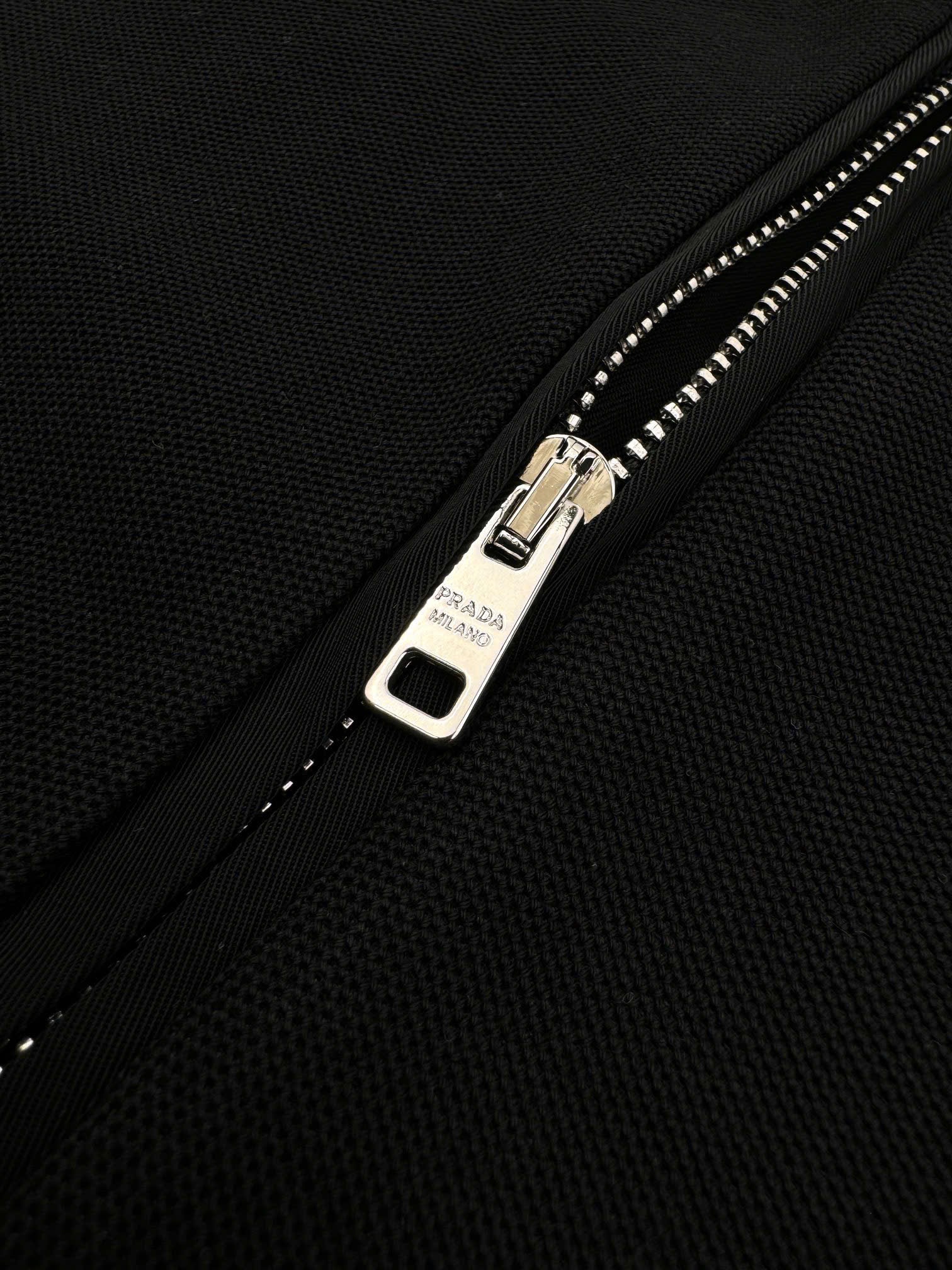 ÁO POLO PRADA RE-NYLON TRIANGLE LOGO (BLACK)