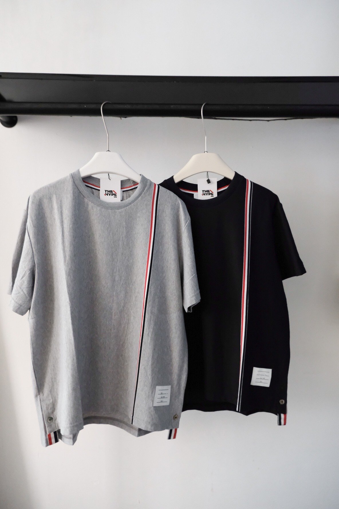 Áo Thun Thom Browne TB Emblem Grosgrain (Navy) [Mirror Quality]