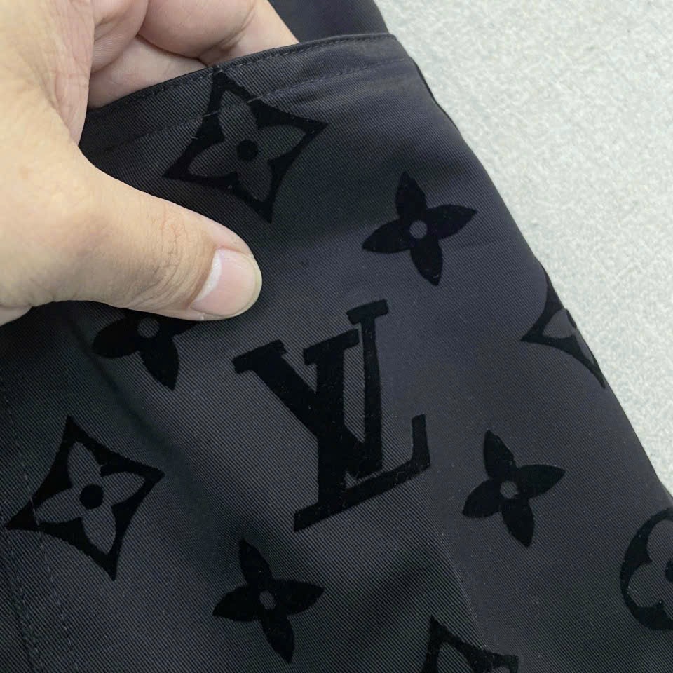 QUẦN NGẮN LOUIS VUITTON LV WORKWEAR FLOCKING (BLACK)