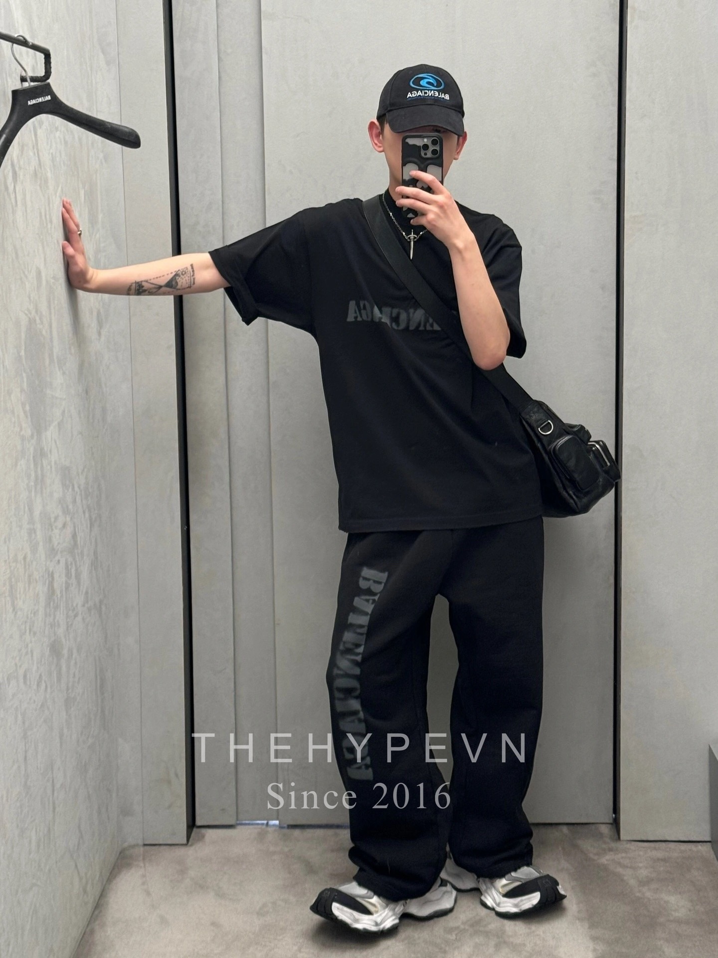 Áo Thun Balenciaga Stencil Type Medium Fit (Black) [Mirror Quality]