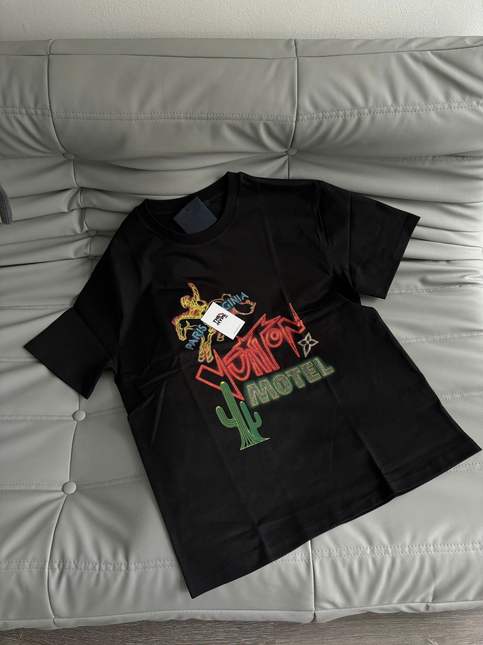 ÁO THUN LOUIS VUITTON LV PARIS VIRGINIA (BLACK)